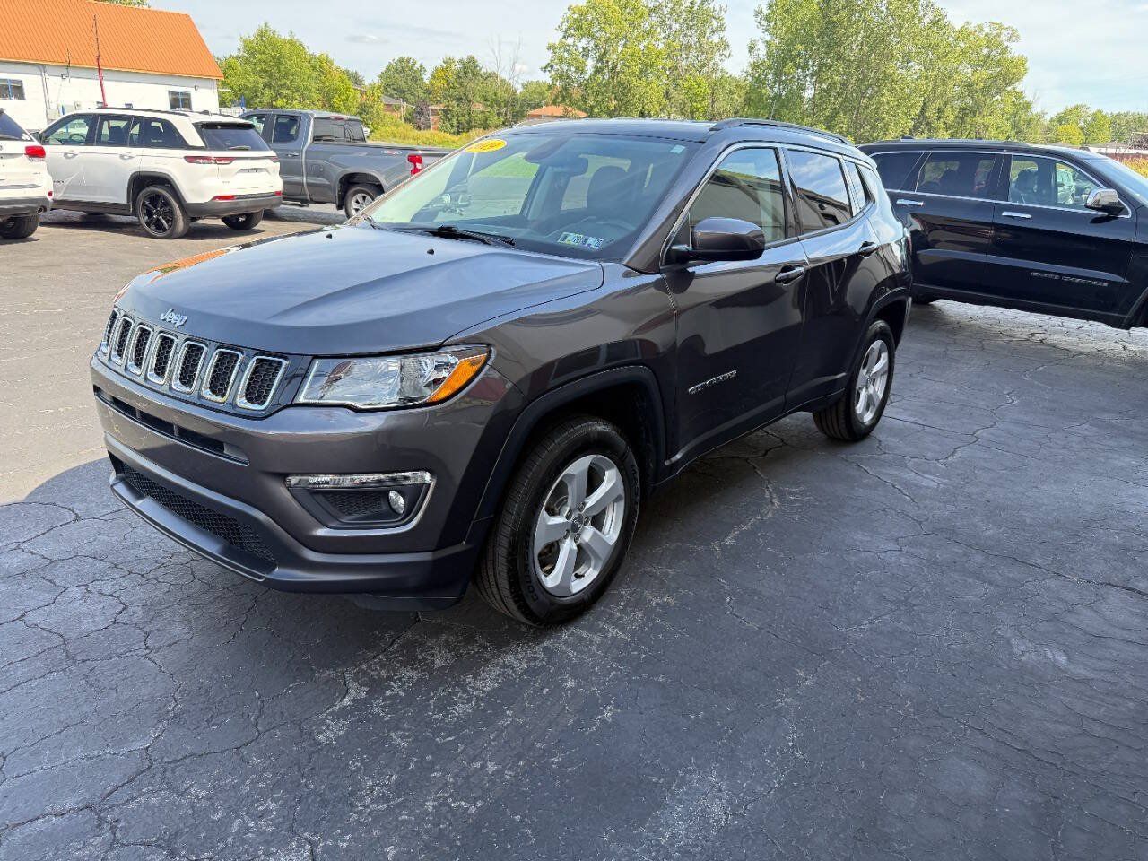 Used 2019 Jeep Compass Latitude w/ Cold Weather Group AWD/4WD image 3