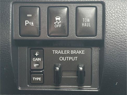 Used 2017 Toyota Tundra Limited w/ Limited Premium Package AWD/4WD image 27