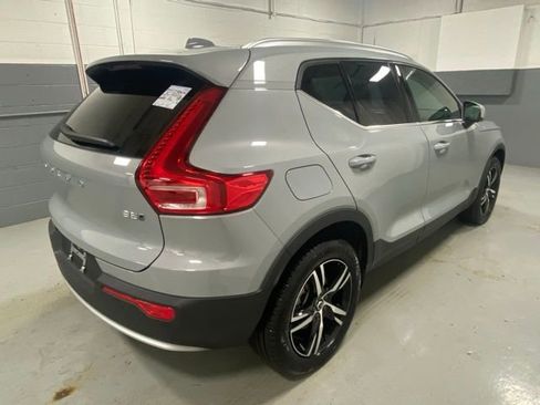 Used 2025 Volvo XC40 B5 Core image 3