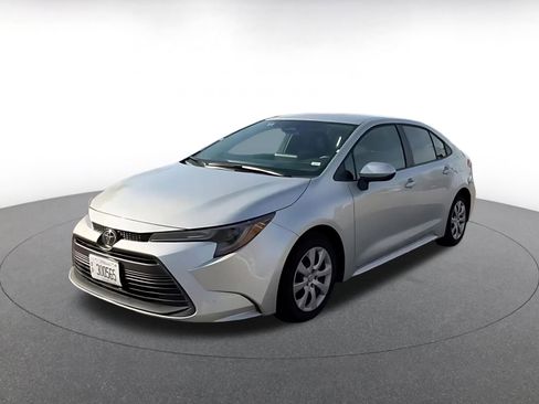 Used 2025 Toyota Corolla LE image 7