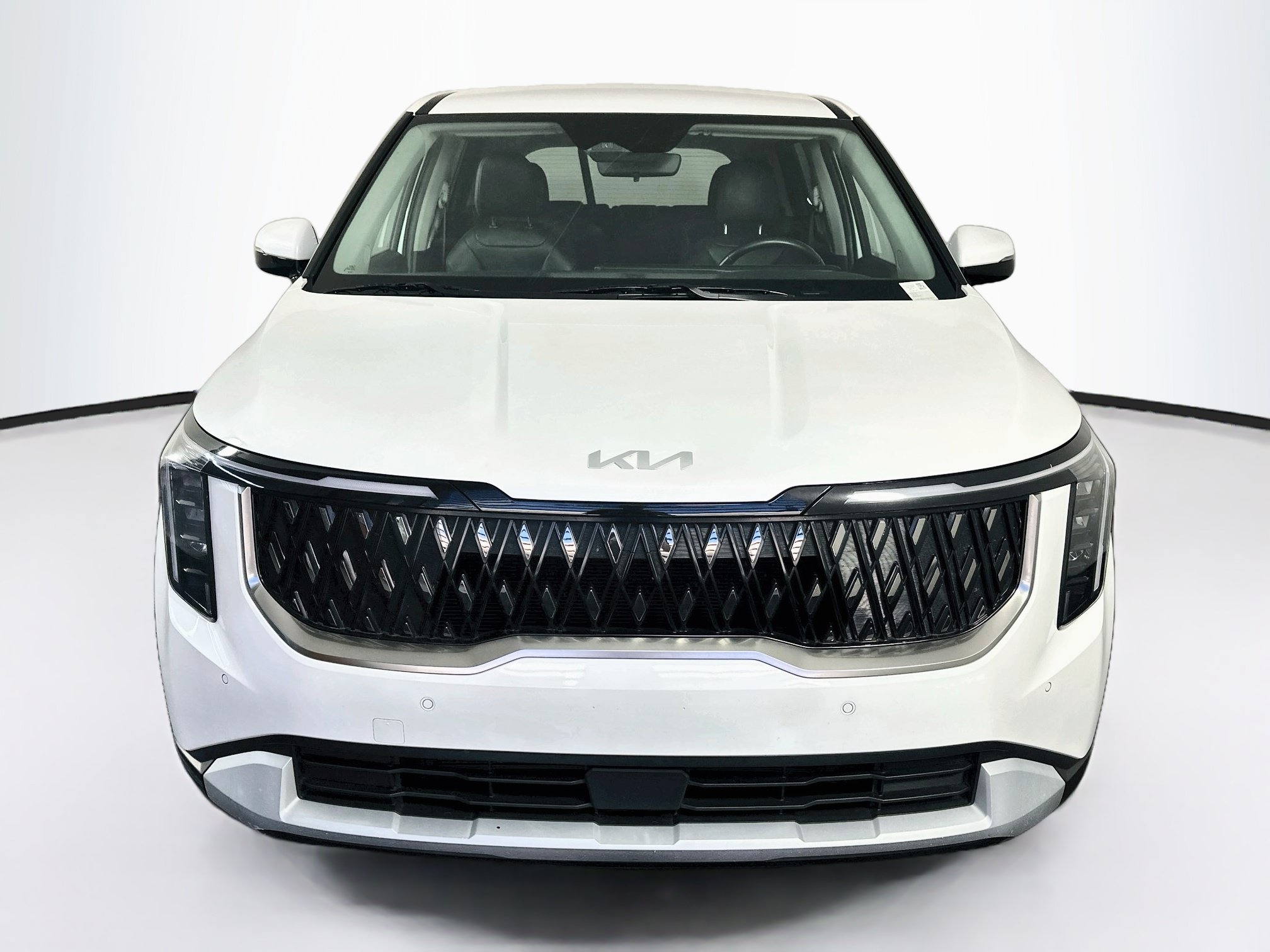 Used 2025 Kia Carnival FWD image 2