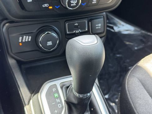 Used 2019 Jeep Renegade Latitude AWD/4WD image 18