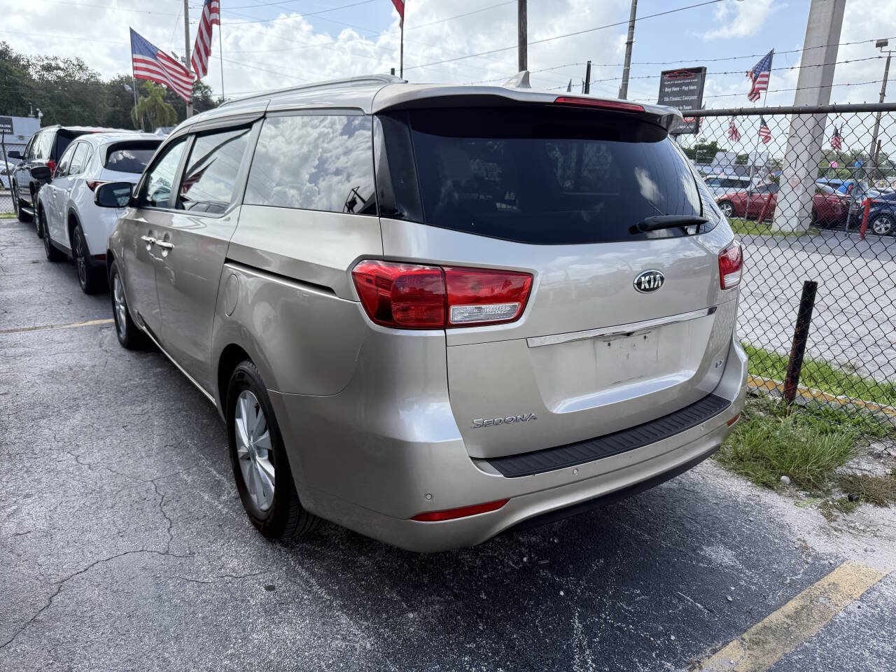 Used 2016 Kia Sedona LX w/ Option Group 020 FWD image 4