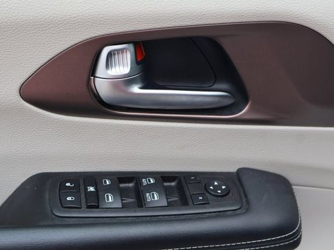 Used 2023 Chrysler Voyager LX FWD image 9