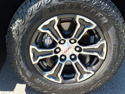 Used 2024 GMC Canyon AT4 w/ AT4 Premium Package image 10