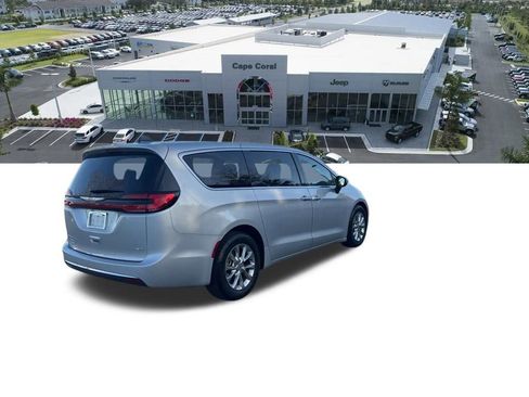 Used 2023 Chrysler Pacifica Touring-L image 23