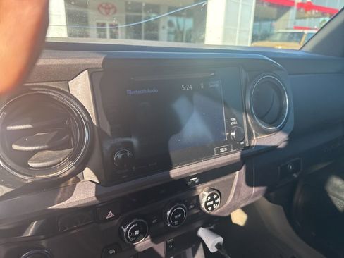 Used 2017 Toyota Tacoma TRD Off-Road w/ Tow Package image 4