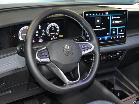 New 2026 Volkswagen Tiguan SE AWD/4WD image 2