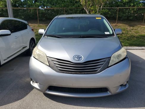 Used 2014 Toyota Sienna XLE w/ XLE Premium Package FWD image 2