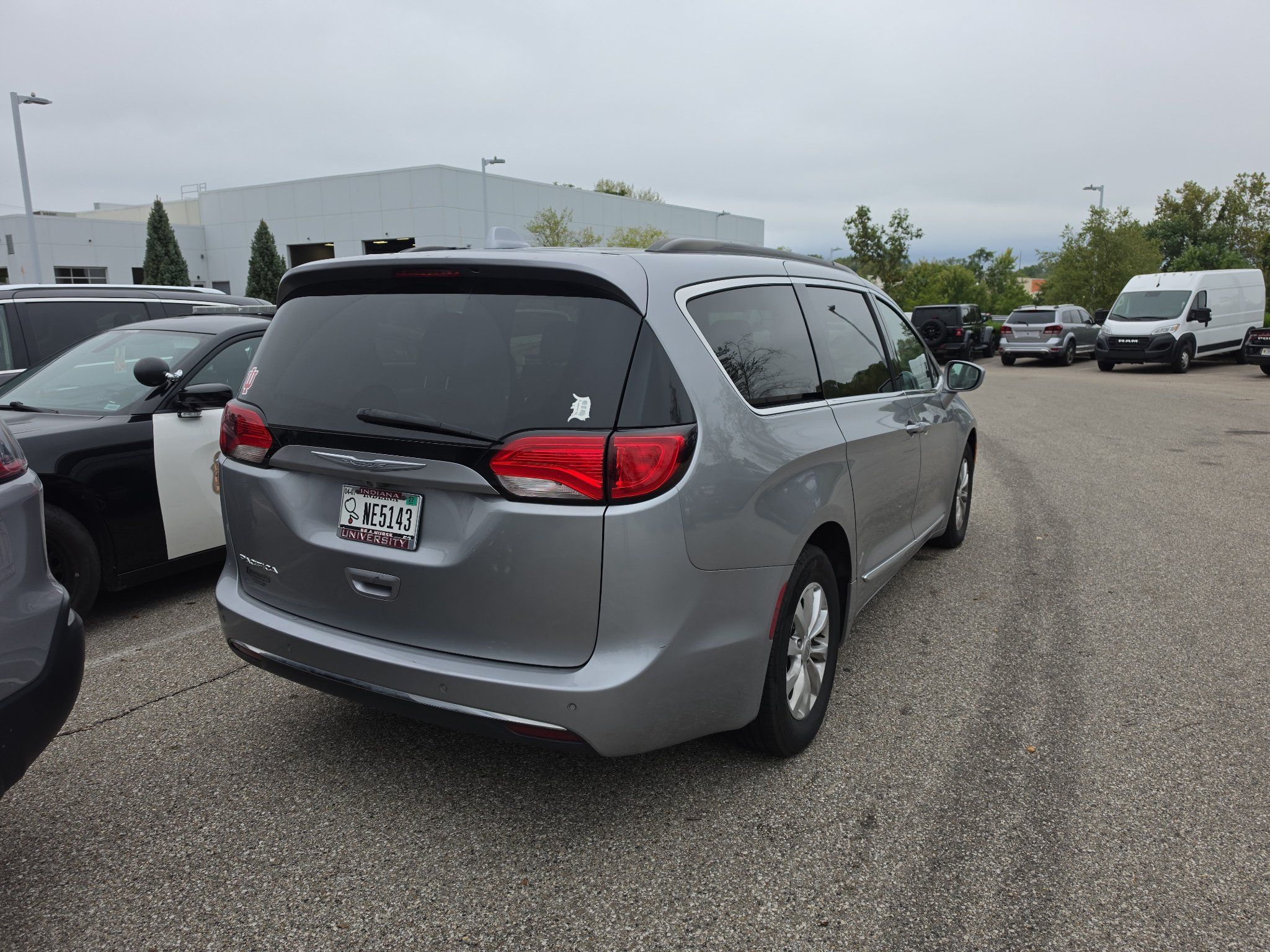 Used 2017 Chrysler Pacifica Touring-L FWD image 4