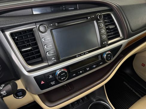 Used 2018 Toyota Highlander Limited AWD/4WD image 18