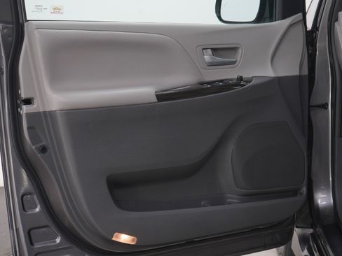 Used 2018 Toyota Sienna XLE image 21