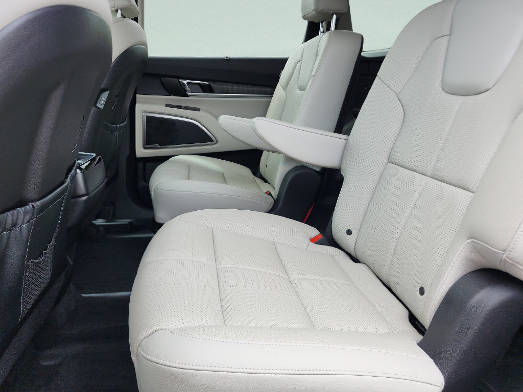 Used 2024 Kia Telluride EX w/ EX Captain's Chair Package FWD image 19