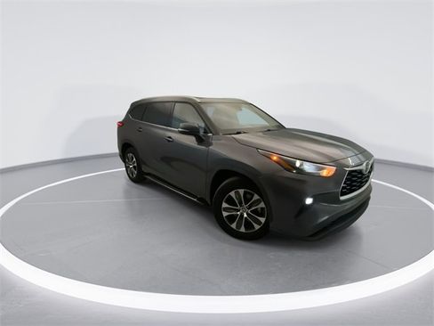Used 2022 Toyota Highlander XLE image 6