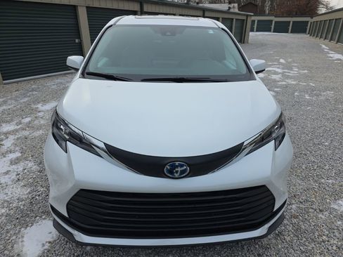 Certified 2025 Toyota Sienna XLE image 9