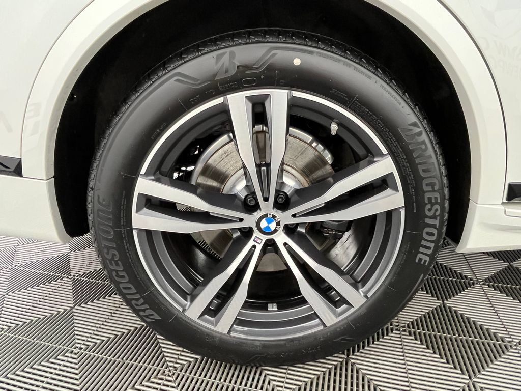Used 2025 BMW X7 xDrive40i w/ M Sport Package AWD/4WD image 16