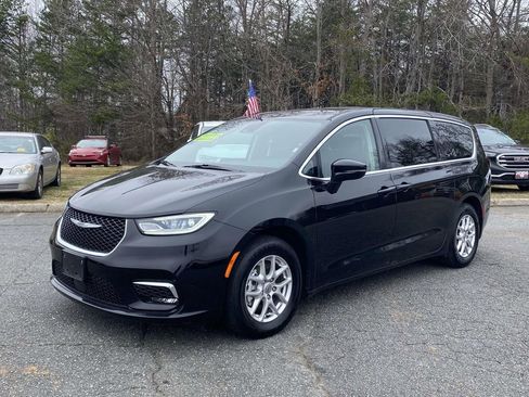 Used 2024 Chrysler Pacifica Touring-L image 1