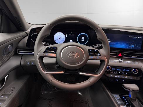 Used 2024 Hyundai Elantra SEL w/ Convenience Package image 12