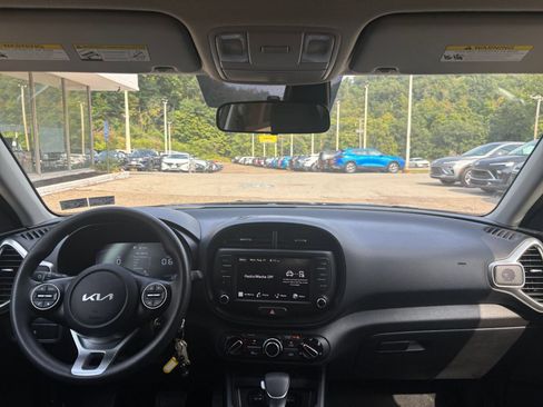 Used 2025 Kia Soul LX w/ LX Technology Package FWD image 30