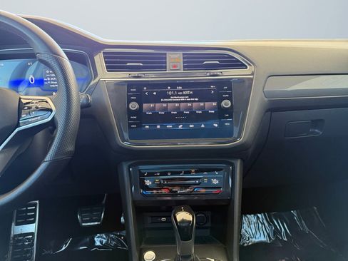 Used 2023 Volkswagen Tiguan SE R-Line image 9