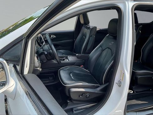 Used 2021 Chrysler Pacifica Limited w/ Uconnect Theater Family Group FWD image 21