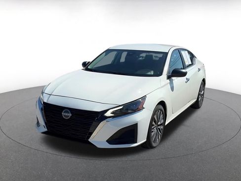 Used 2025 Nissan Altima 2.5 SV FWD image 5