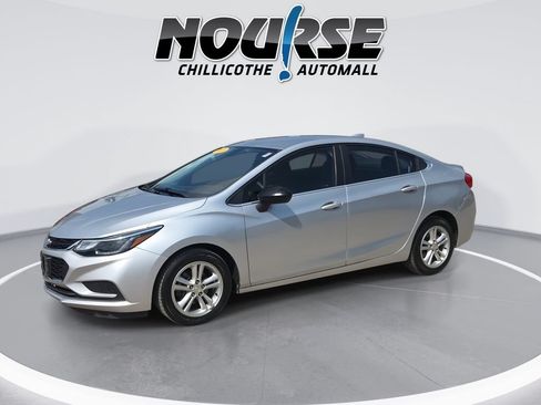 Used 2018 Chevrolet Cruze LT w/ Convenience Package FWD image 4