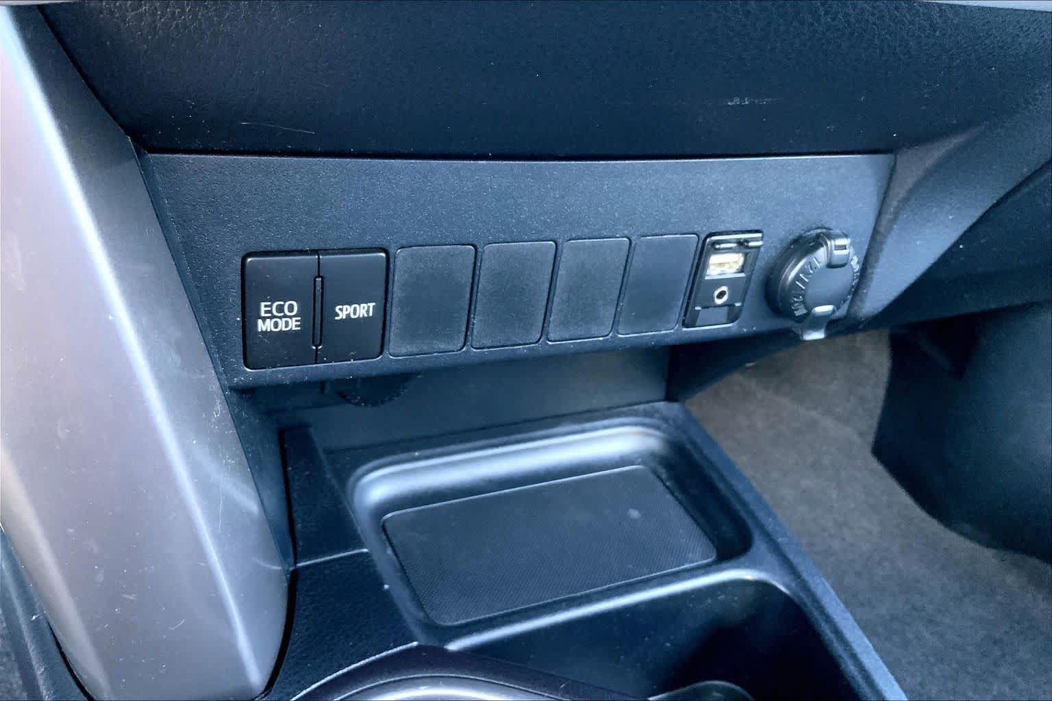 Used 2016 Toyota RAV4 XLE FWD image 30