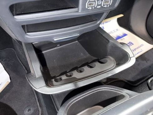 Used 2025 Chrysler Pacifica Select image 22