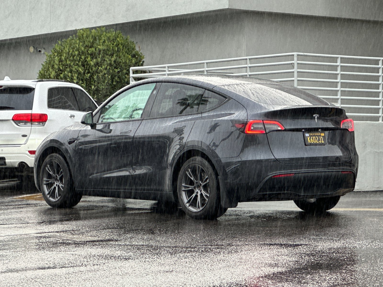 Used 2025 Tesla Model Y Long Range RWD image 3