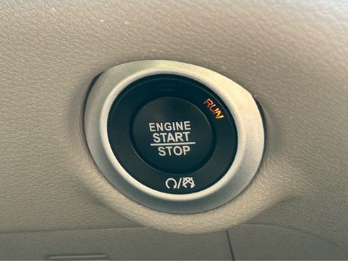 Used 2023 Chrysler Pacifica Touring-L FWD image 32