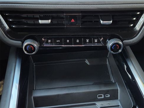 Used 2025 Chevrolet Suburban LS image 19