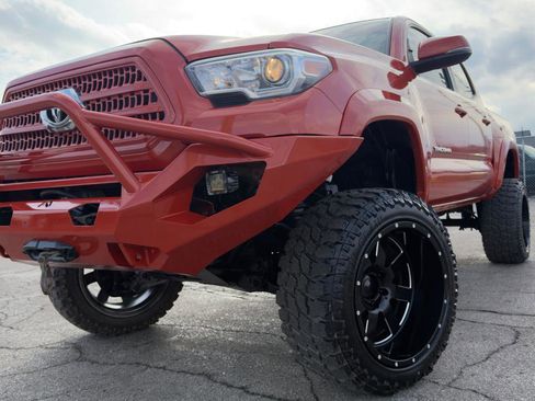 Used 2017 Toyota Tacoma TRD Sport w/ Tow Package (A/T) image 2