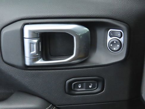 Used 2021 Jeep Wrangler Unlimited Sahara image 24