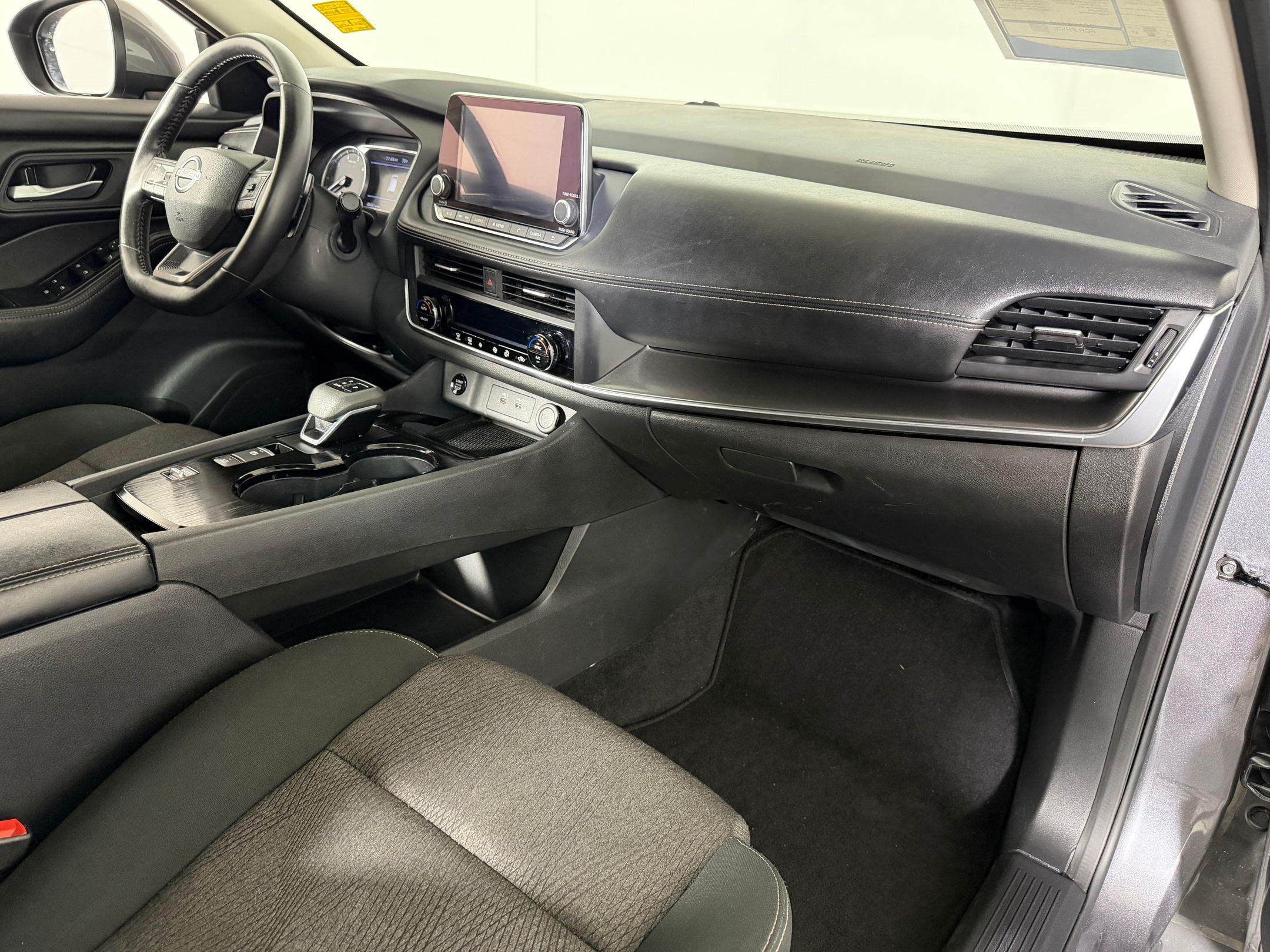 Used 2025 Nissan Rogue SV FWD image 26