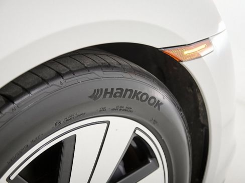 Used 2022 Porsche Taycan image 19