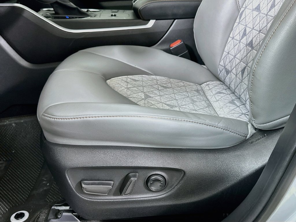 Used 2023 Toyota Highlander Bronze Edition FWD image 19