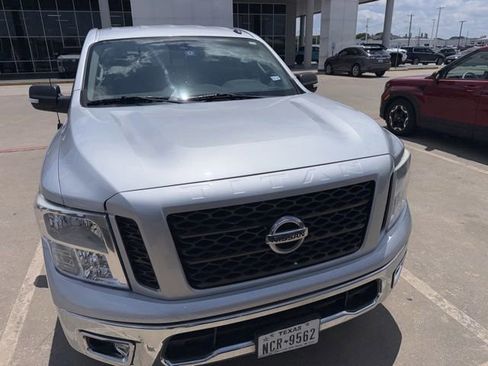 Used 2019 Nissan Titan SV RWD image 3