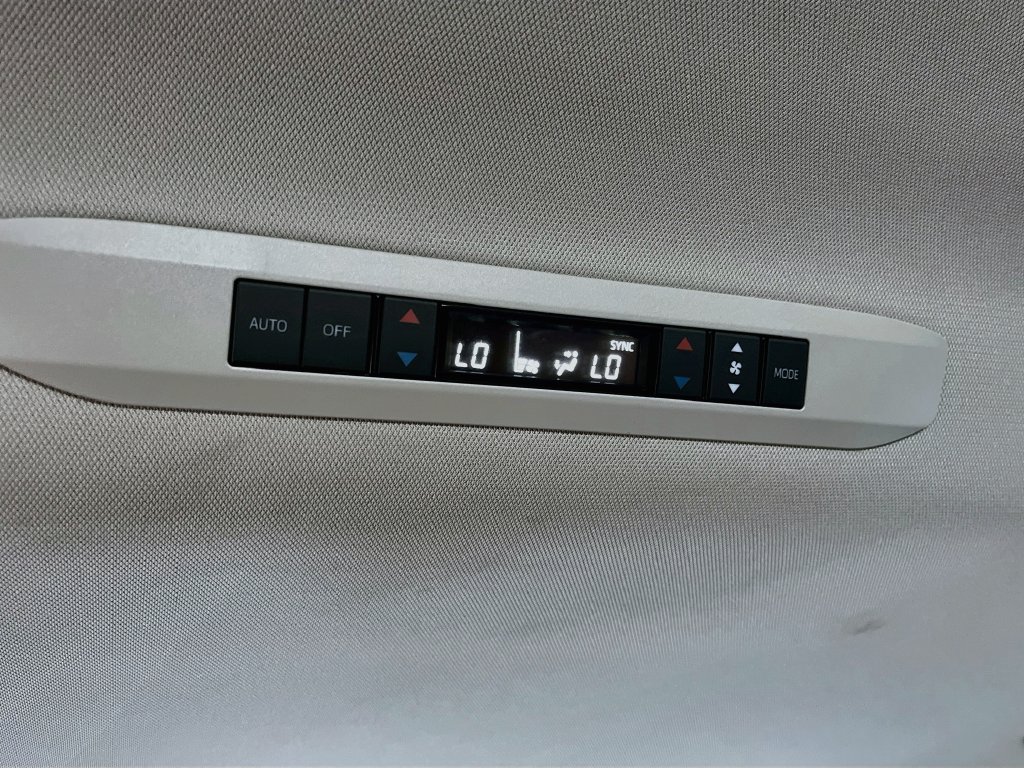 Used 2026 Toyota Sienna XLE FWD image 27