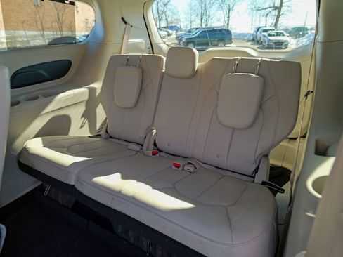 Used 2021 Chrysler Pacifica Touring-L image 22