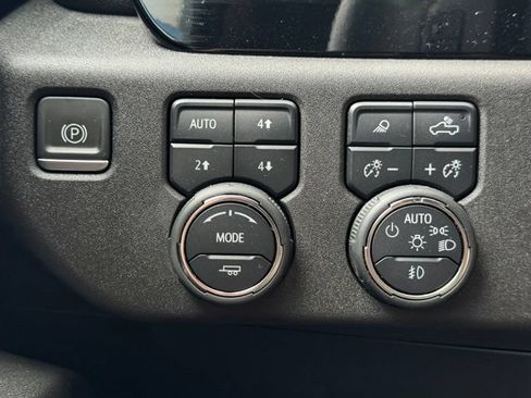 Used 2023 Chevrolet Silverado 1500 LTZ AWD/4WD image 34
