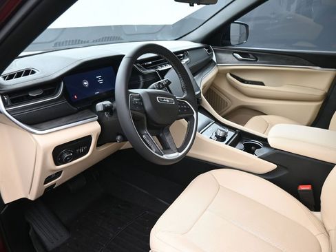 Used 2024 Jeep Grand Cherokee Limited w/ Luxury Tech Group II image 19