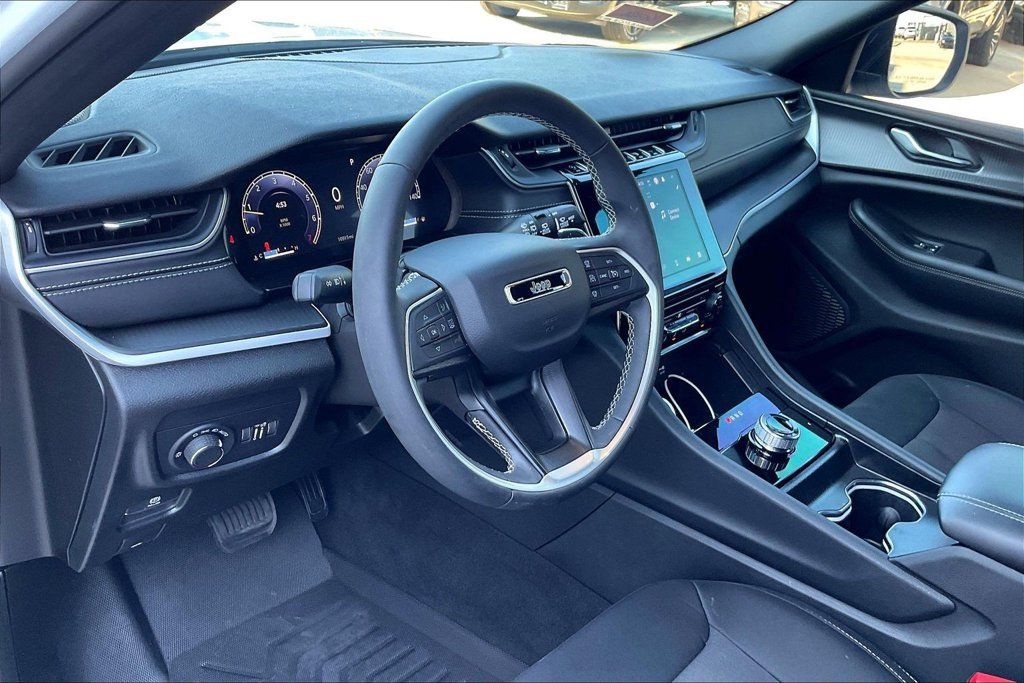Used 2025 Jeep Grand Cherokee Laredo X RWD image 13