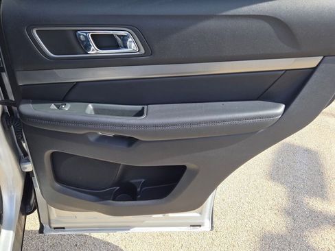 Used 2018 Ford Explorer XLT w/ Equipment Group 202A image 8