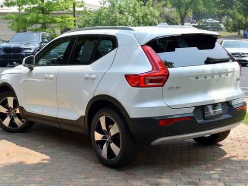 Used 2022 Volvo XC40 T5 Momentum w/ Premium Package image 9