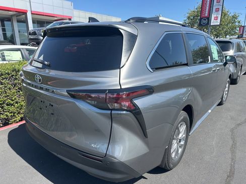 Certified 2026 Toyota Sienna XLE FWD image 4