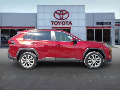 Used 2019 Toyota RAV4 XLE Premium FWD image 6