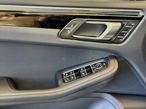 Used 2025 Porsche Macan AWD/4WD image 11