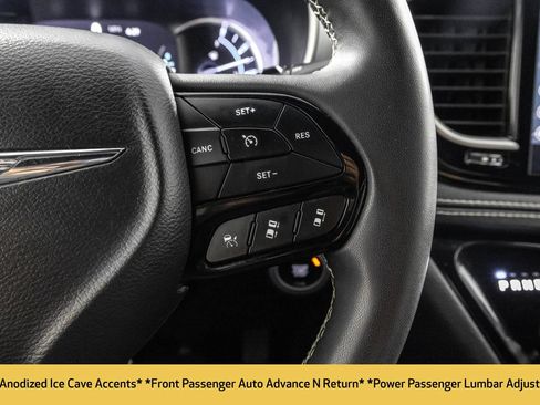 Used 2022 Chrysler Pacifica Touring-L w/ Uconnect Theater Family Group FWD image 31