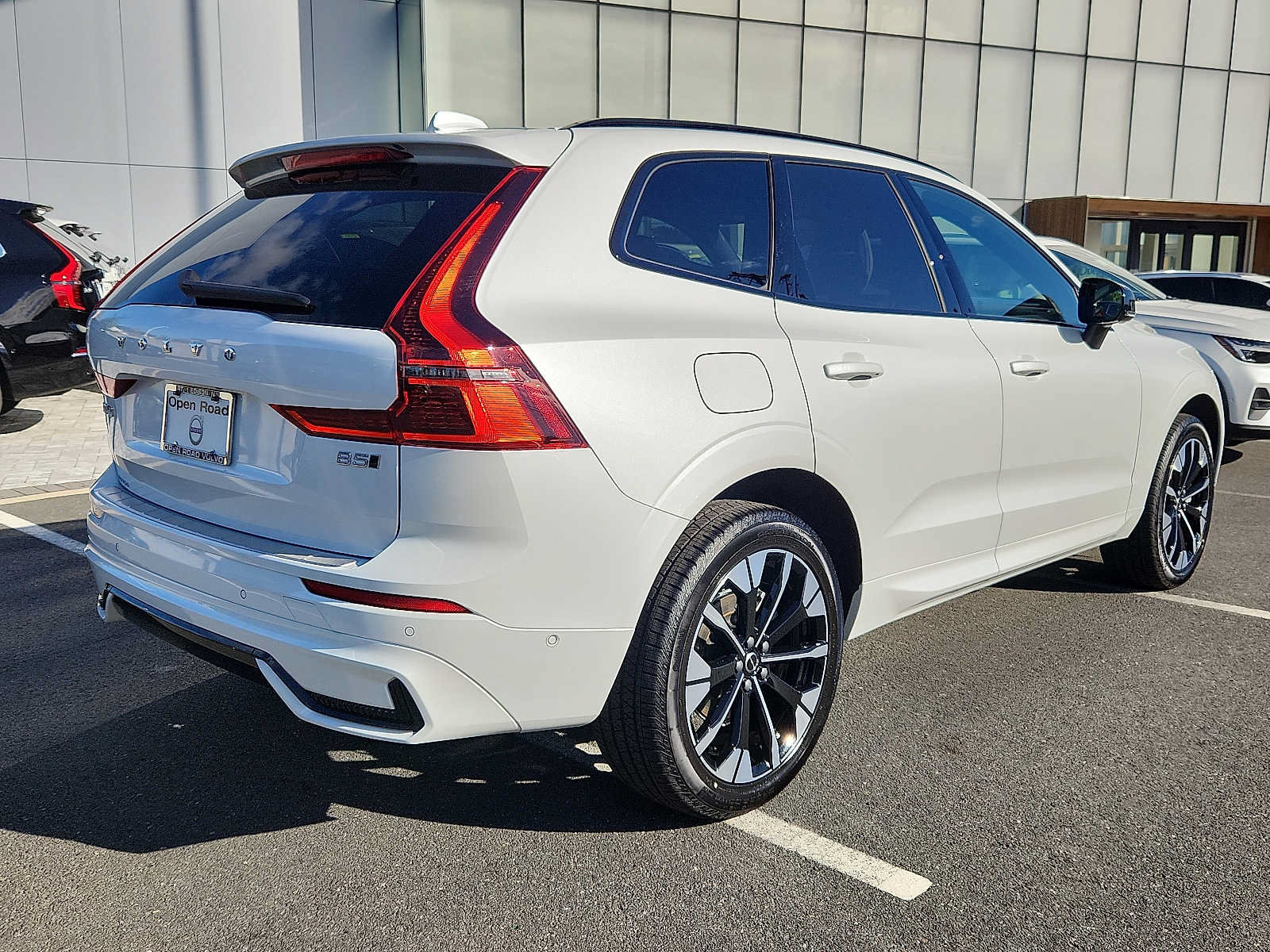 Used 2027 Volvo XC60 B5 Plus AWD/4WD image 6
